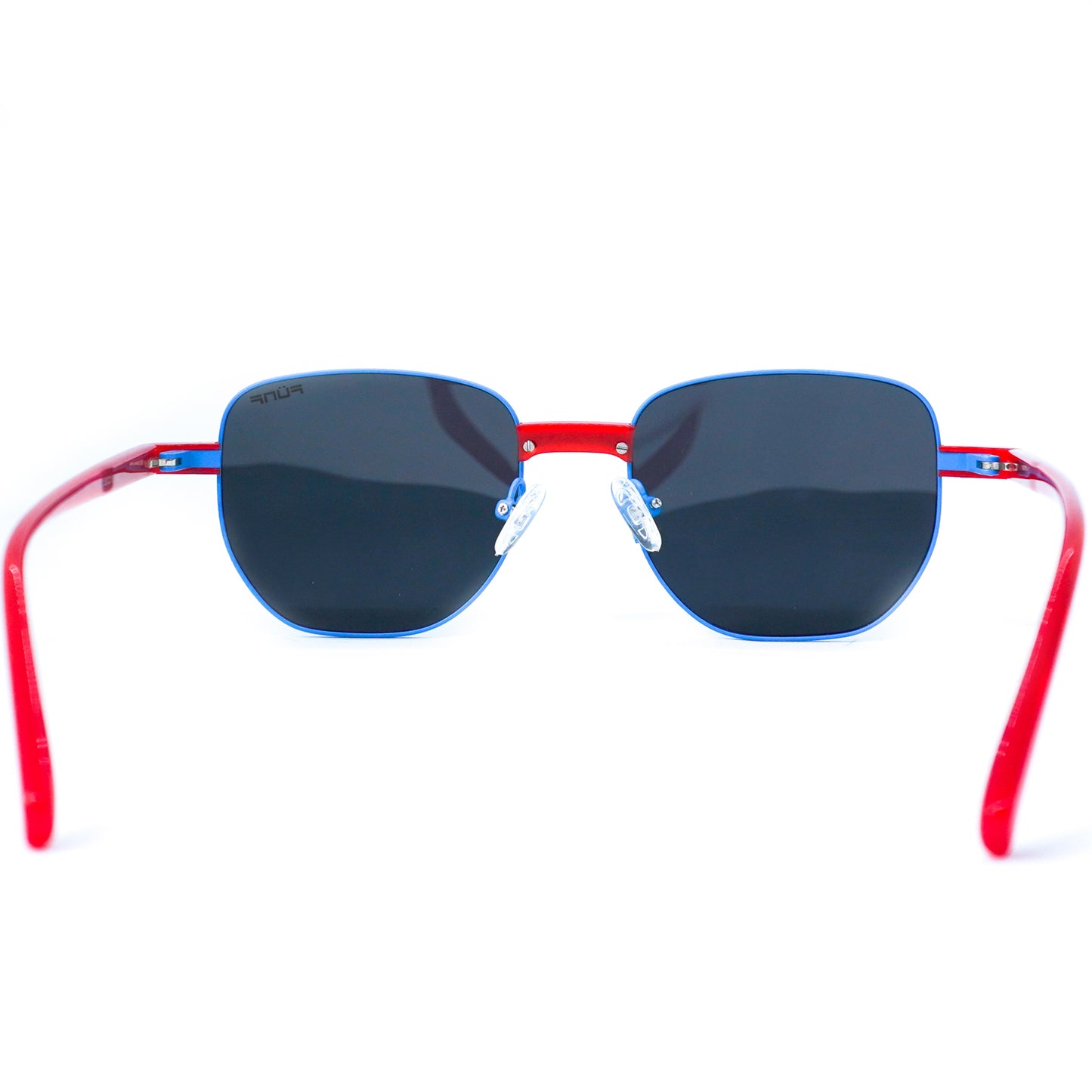 Gafas de sol delgadas con diseño clásico, color azul con rojo.