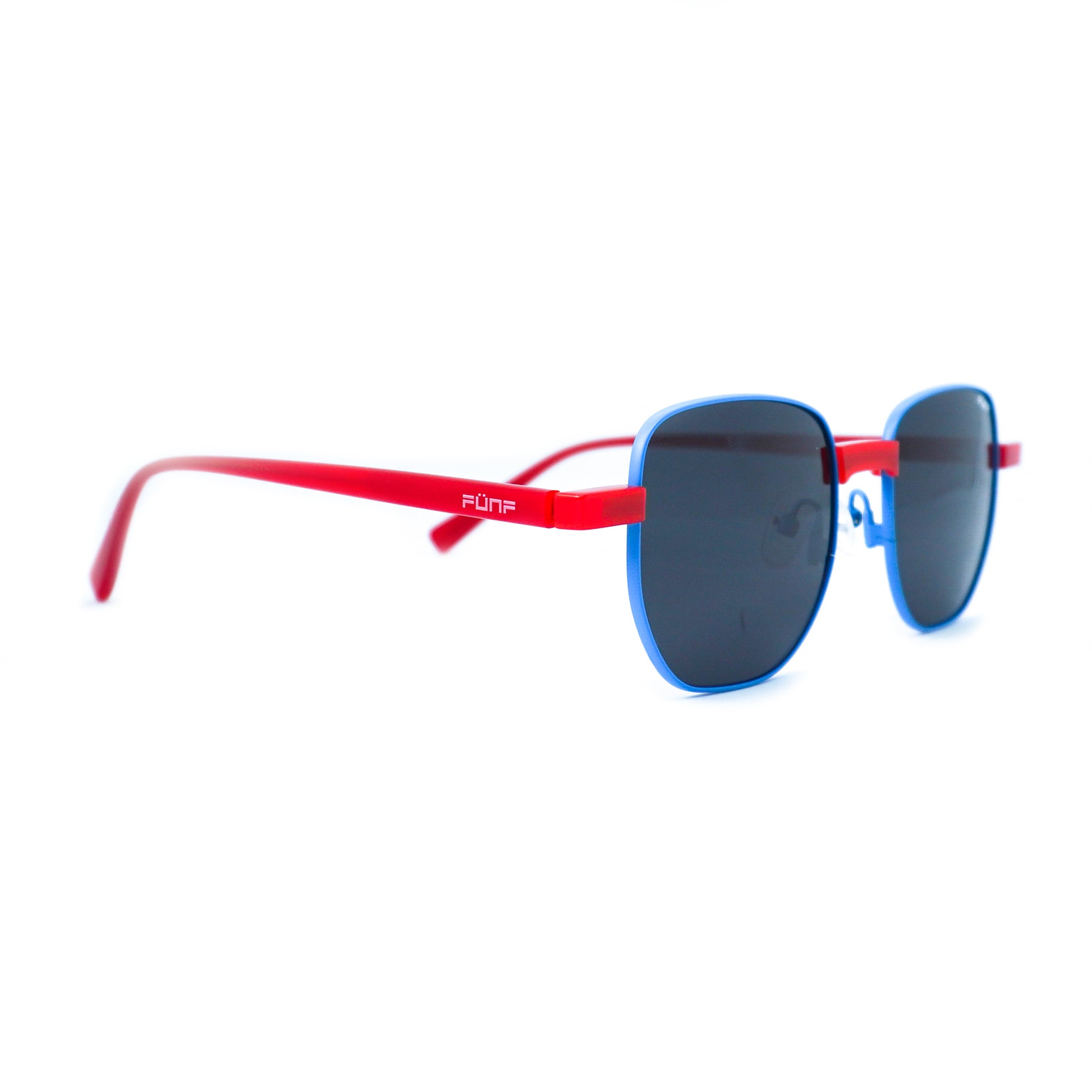 Gafas de sol delgadas con diseño clásico, color azul con rojo.