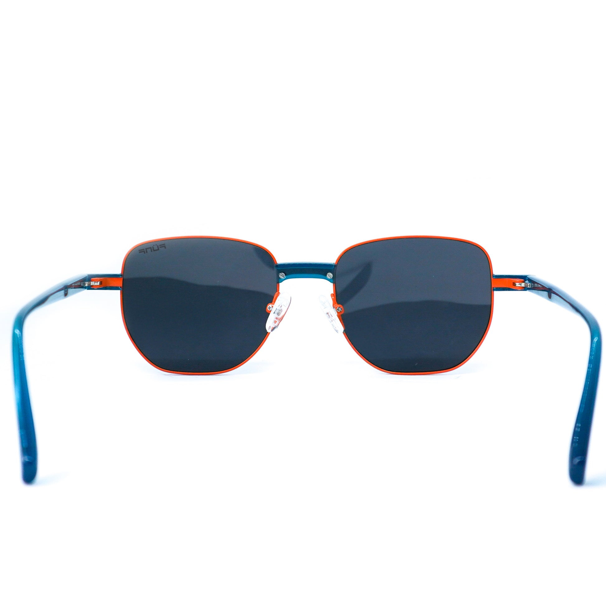 Gafas de sol delgadas con diseño clásico, color azul con naranja.