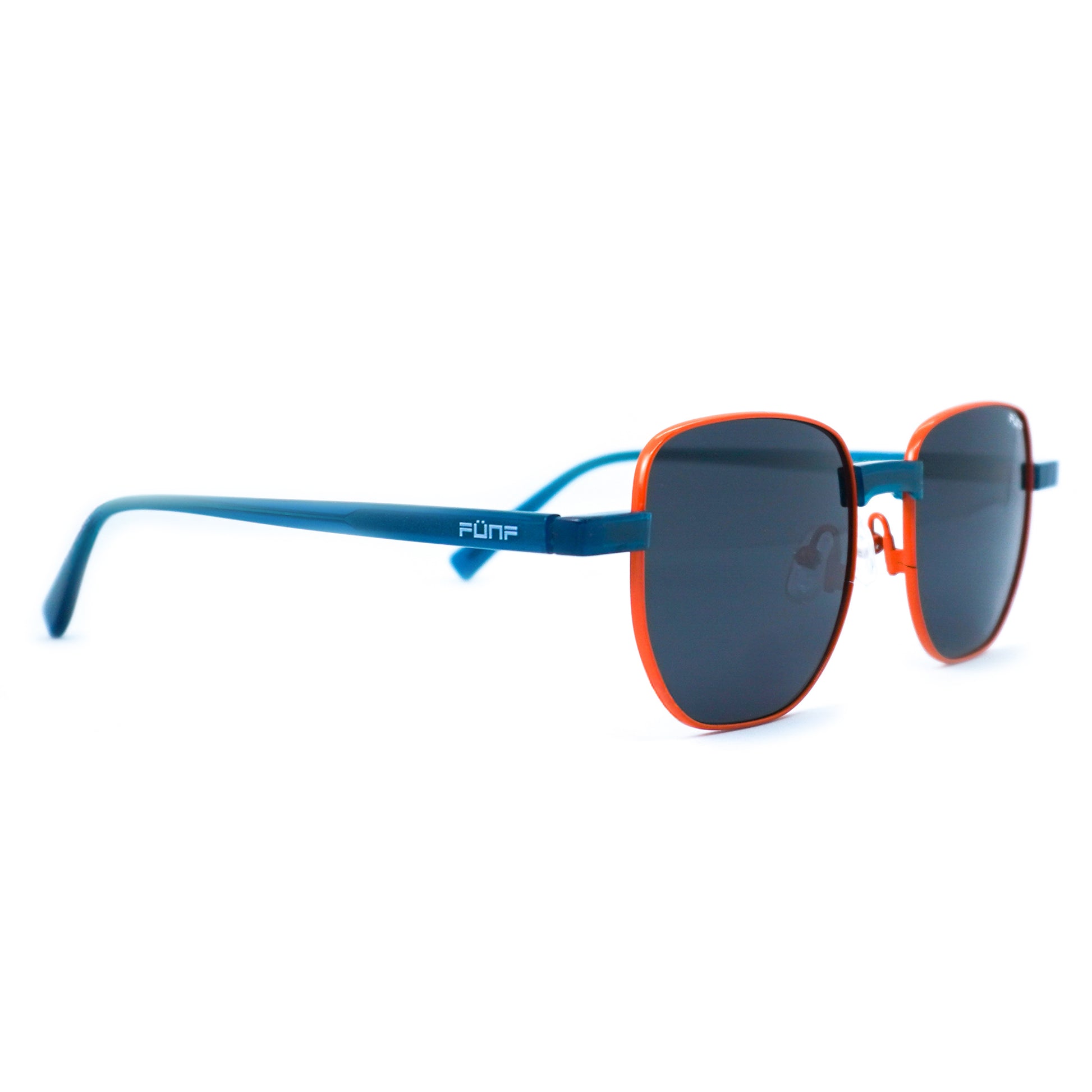 Gafas de sol delgadas con diseño clásico, color azul con naranja.