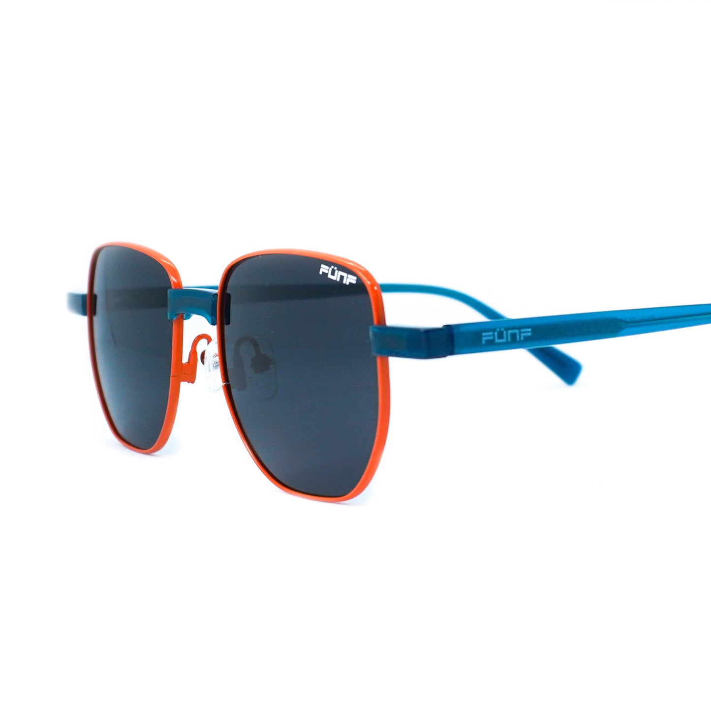 Gafas de sol delgadas con diseño clásico, color azul con naranja.