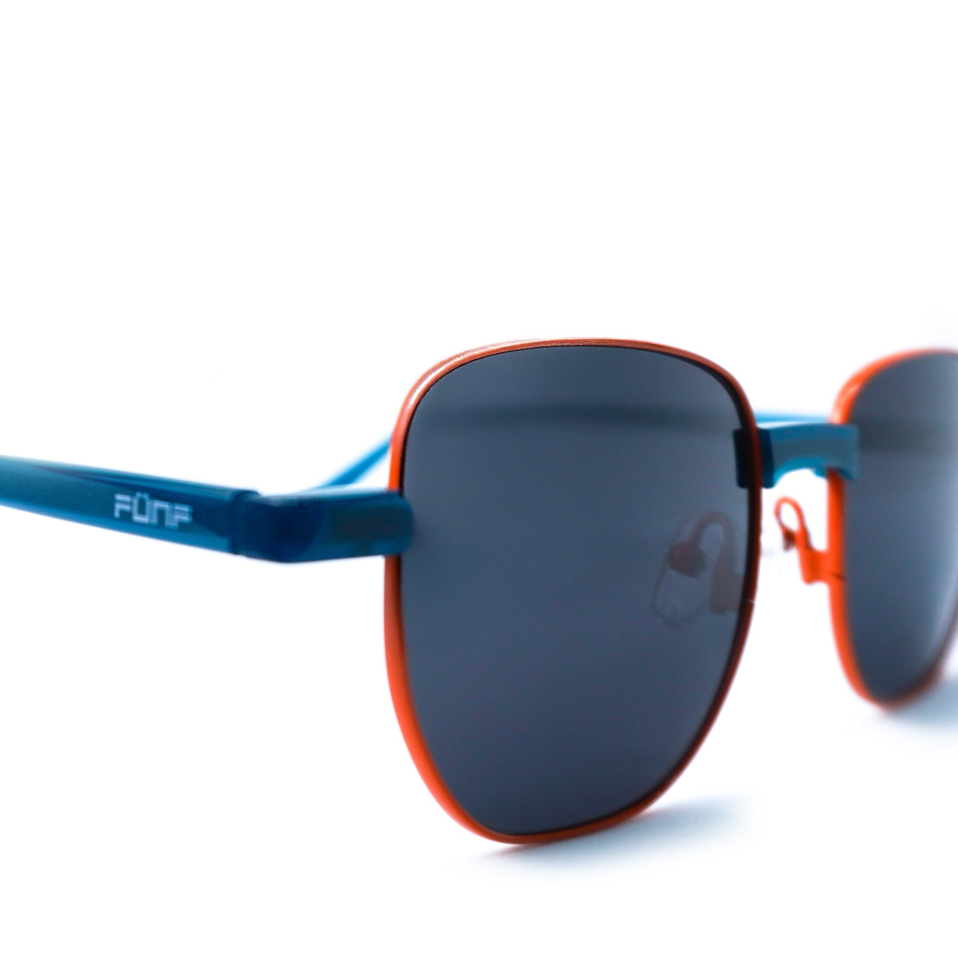 Gafas de sol delgadas con diseño clásico, color azul con naranja.